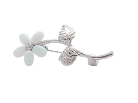 Stříbrná brož s květem a listy z opálu - jemná elegance přírody