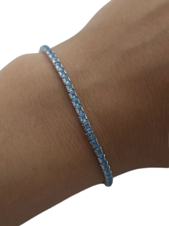 Stříbrný náramek s bleděmodrýni zirkony