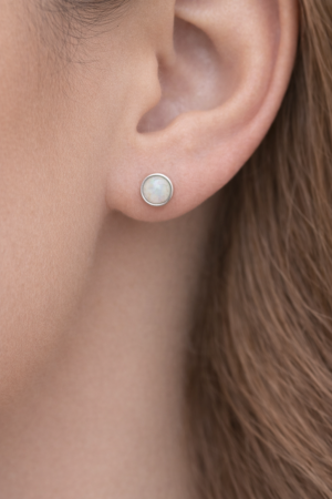 Stříbrné peckové náušnice s bílým opálem – jemná elegance se šroubkovým zapínáním