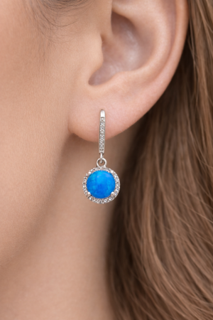 Stříbrné visací náušnice s modrým opálem a čirými zirkony – okouzlující hloubka modrého lesku