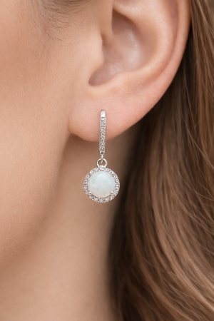 Stříbrné visací náušnice s bílým opálem a čirými zirkony – jemná elegance v pohybu