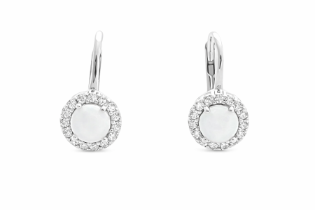 Stříbrné náušnice s bílým opálem a čirými zirkony – nadčasová elegance v jemném lesku