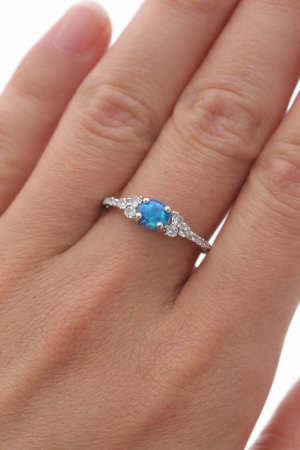 Stříbrný prsten s modrým opálem a zirkony – třpytivá elegance ve velikostech 53, 55, 57