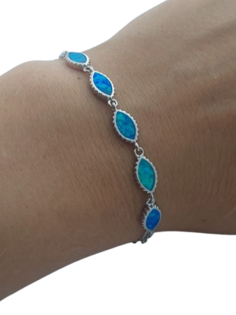 Stříbrný náramek s modrým opálem – symbol elegance a jemné ženskosti