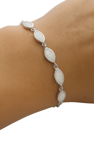 Stříbrný náramek s bílými opály – elegance a jemnost v jednom šperku