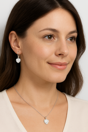 Sada šperků s čirým srdcem – stříbrný náhrdelník a náušnice se zirkony