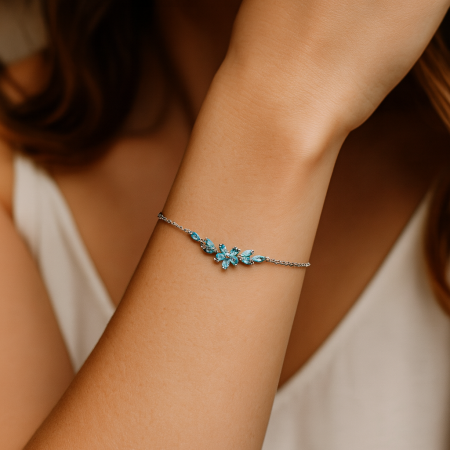 Jemný stříbrný náramek s bleděmodrými zirkony - elegantní dámský šperk