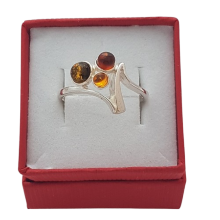 Stříbrný prsten s tříbarevným jantarem – harmonie tří světel ve velikosti 57