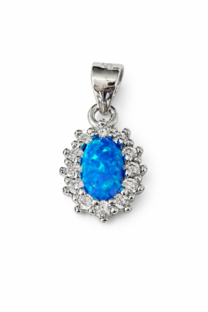 Stříbrný přívěsek s opálem a zirkony – elegance v modrém světle