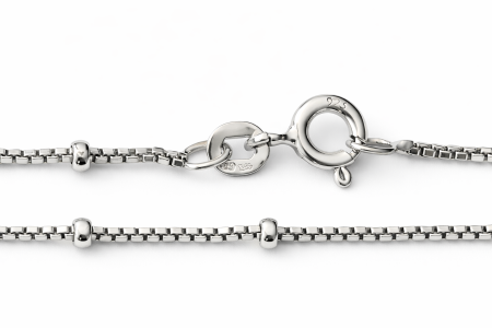 Stříbrný náramek na nohu – jemnost stříbrných doteků