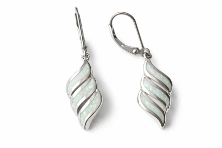 Stříbrné náušnice s bílým opálem – elegantní visací design