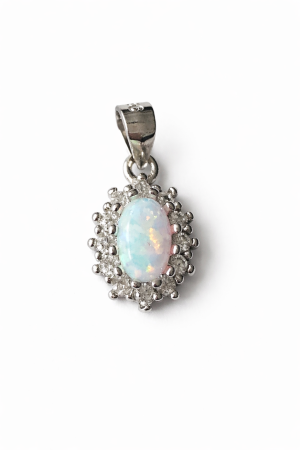 Stříbrný přívěsek s opálem a zirkony – duhová záře ženské elegance