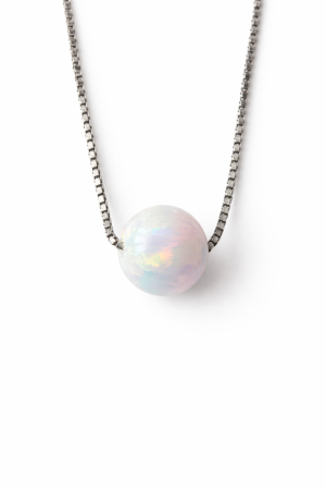 Stříbrný náhrdelník s opálovou kuličkou – jemná duhová elegance na řetízku kostička