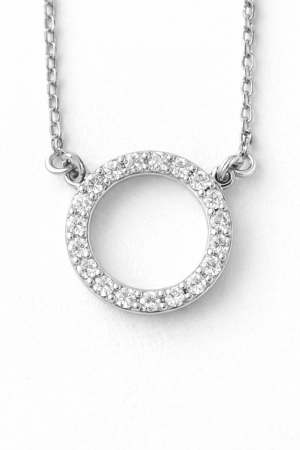 Stříbrný náhrdelník s kruhem z čirých zirkonů – třpytivá nadčasová elegance
