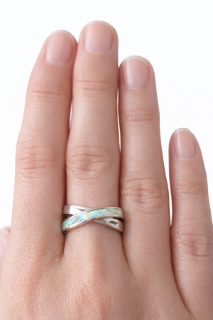 Stříbrný prsten s bílým opálem – nadčasová elegance s duhovým třpytem ve velikostech 54, 62