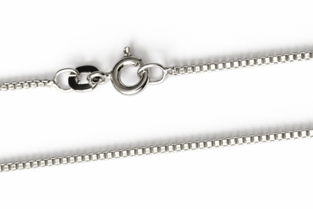 Stříbrný kostičkový řetízek – minimalistický lesk v precizním provedení