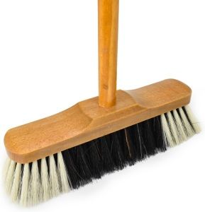 Smeták lakovaný s dřevěnou holí 5141/537, 130 cm