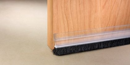 Těsnění dveří s kartáčem 82cm - tmavé dřevo